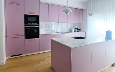 une cuisine rose poudré très design